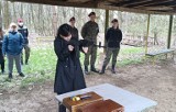 Uczniowie szkoły w Skalbmierzu na warsztatach strzeleckich w Odonowie. Była okazja do sprawdzenia swoich umiejętności. Zobaczcie zdjęcia
