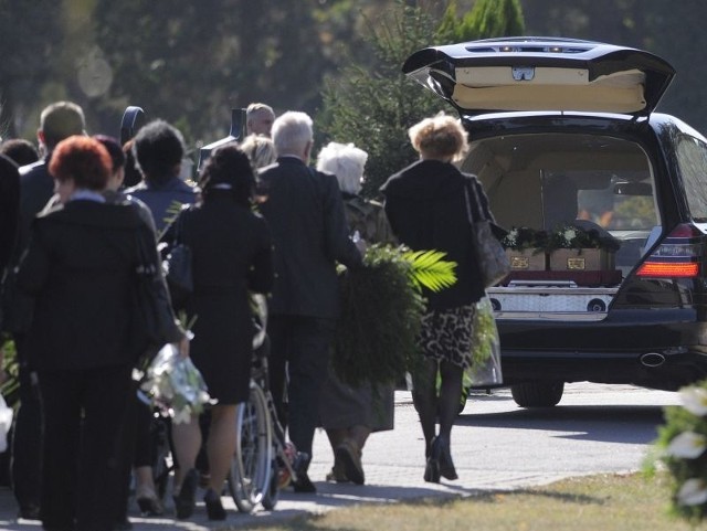 W ziemi spoczęły urny z prochami ofiar tragedii na Jersey.