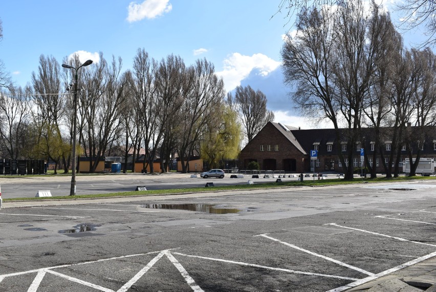 Otwiera się znów Muzeum Auschwitz-Birkenau. Czekali na to nie tylko turyści, ale także hotelarze, restauratorzy, przewoźnicy [ZDJĘCIA