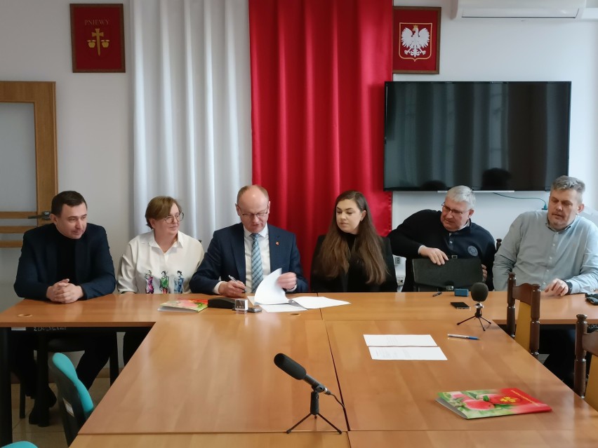 Kolejna umowa w gminie Pniewy podpisana. Niebawem ruszy remont drogi gminnej w dwóch miejscowościach