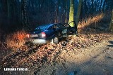 Wyprzedzał auto na przejeździe kolejowym. Na widok policji rzucił się do ucieczki