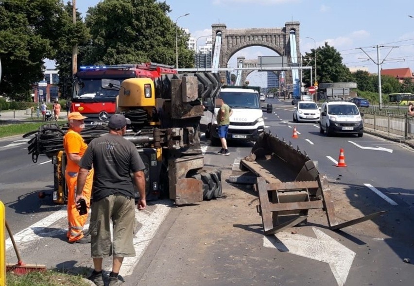 Wypadek koparki przy moście Grunwaldzkim we Wrocławiu