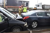Wypadek na moście w Malborku. Trzy osoby trafiły do szpitala, są duże utrudnienia