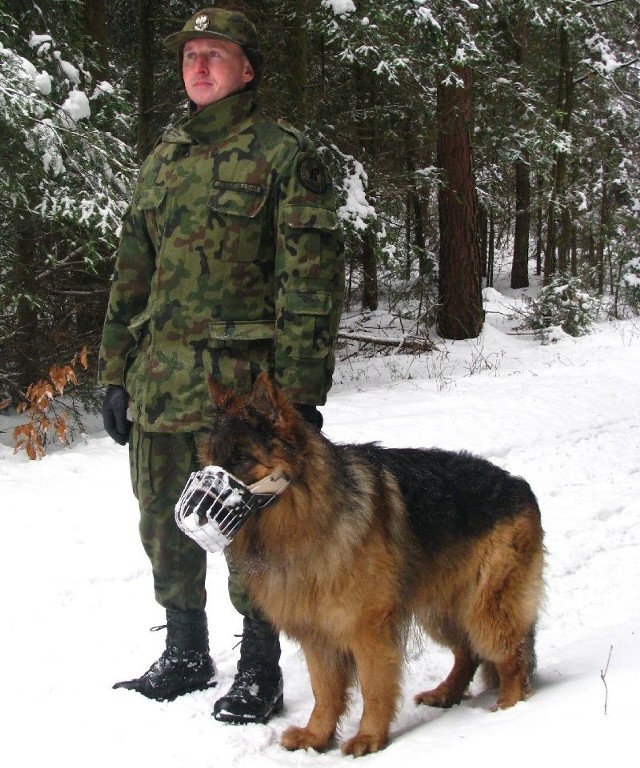 Axel i jego opiekun Piotr Jaros. Pies pomaga w tropieniu kłusowników i złodziei stroiszu.