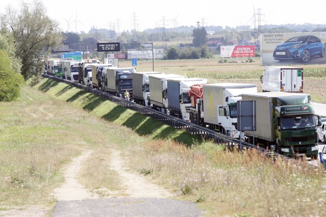 Kto nie musi dziś korzystać z autostrady A4, powinien zdecydowanie unikać tej drogi! Korek na A4 na Dolnym Śląsku ma łącznie ponad 50 km długości! Tak źle nie było już dawno. Wszystko wskazuje na to, że właśnie na dziś przypada szczyt poświątecznych powrotów. Jezdnia od Opola przez Wrocław i Legnicę w stronę granicy niemieckiej jest kompletnie sparaliżowana. Na około 100 kilometrowym odcinku od okolic węzła Brzeg na Opolszczyźnie, aż po Legnicę więcej stoimy niż jedziemy.SPRAWDŹ SZCZEGÓŁY NA KOLEJNYCH SLAJDACH W NASZEJ GALERII