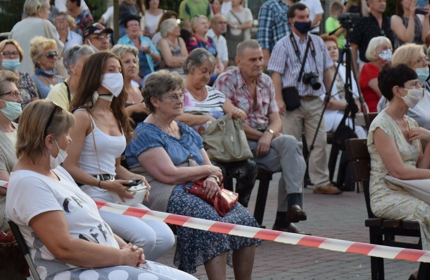 Koncert „Muzyka pamięci” na scenie przy Kupcu w Ostrołęce. 16.08.2020. Zdjęcia