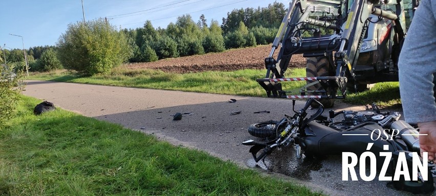 Wypadek w Zawadach-Ponikwi. Zderzenie ciągnika rolniczego i motocykla. Zdjęcia. 2.09.2021