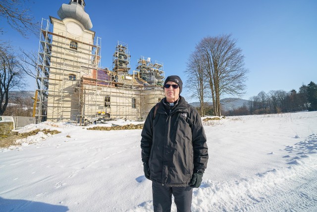 Ks. proboszcz Andrzej Fik przyznaje, że parafii jeszcze długo by nie było stać na remont dachu zabytkowej cerkwi w Łabowej