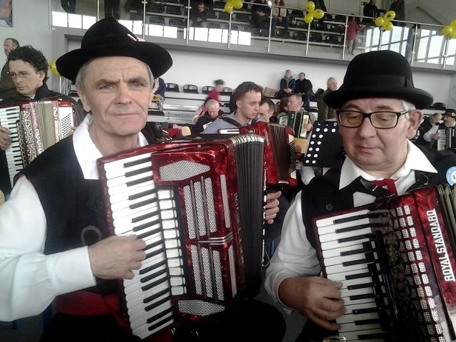 Edwin Rybarczyk i Roman Bleja podczas bicia rekordu w równoczesnej grze na akordeonach