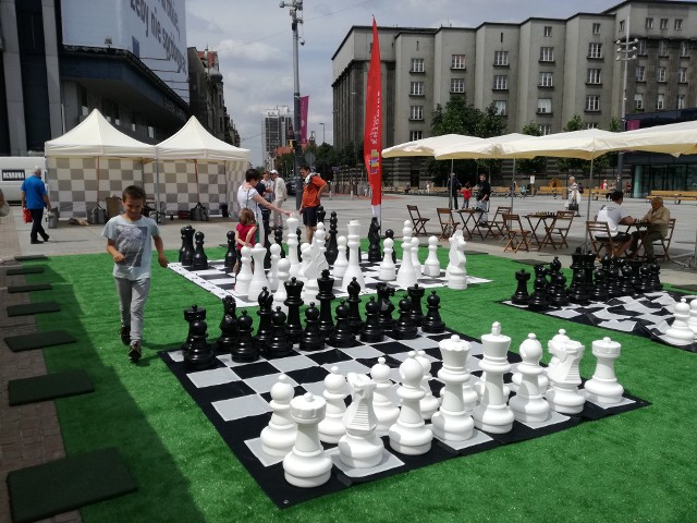 Rozgrywki szachowe na rynku w Katowicach