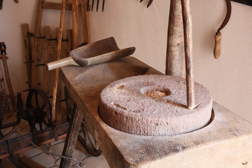 Muzeum Chleba w słynnym wiatraku w Krasocinie wzbogaciło się o nowe eksponaty. To wyjątkowe miejsce skrywa kawał pięknej historii