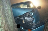 Konopki Chude - Kajetanowo: Wypadek. 24-latek uderzył w drzewo i trafił do szpitala (zdjęcia)