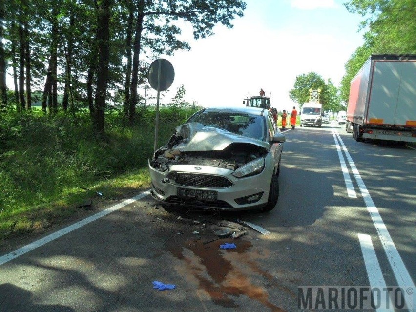 Wypadek w Jaczowicach. W poniedziałek rano na dk 46 zderzył się samochód osobowy z traktorem. Dwie osoby są ranne