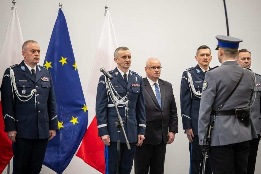 Wśród 27 nowo przyjętych policjantów jest 8 kobiet. Po...