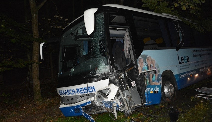 Pod Chociwlem autobus zderzył się z osobówką