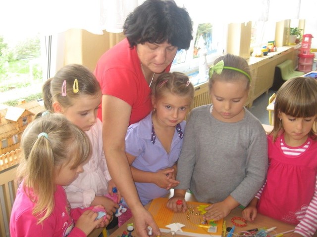 W nowej sali Jarzębinki przebywają ze swoją panią Julią Głowanią pięcio- i sześciolatki. Mają tu dużo miejsca do nauki i zabawy.