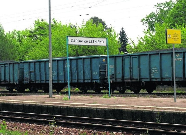 PKP PLK SA planuje wybudować w centrum Garbatki wieżę telekomunikacyjną. Przeciw temu protestują: mieszkańcy i gmina.