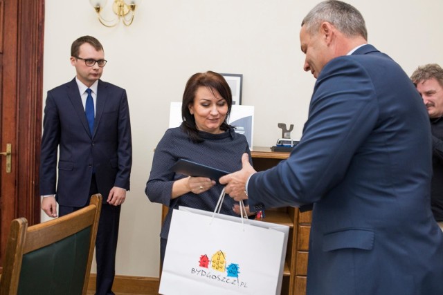 Wczoraj Gratulacje laureatom plebiscytu „Nauczyciel na medal” złożył Rafał Bruski, prezydent Bydgoszczy. Podczas spotkania w ratuszu, na które prezydent zaprosił nauczycieli, Damian Meller (Zespół Szkół Ekonomiczno-Administracyjnych), Krystyna Michalska (SP nr 64) i Dagmara Wojciechowska (SP nr 60) odebrali listy gratulacyjne. Pedagogom towarzyszyli też dyrektorzy ich szkół: Joanna Wójt (ekonomik), Michał Przybylski (SP 64) i Leszek Gozdek (SP nr 60). Organizatorami plebiscytu byli: „Express Bydgoski”, „Nowości” i „Gazeta Pomorska”.Wyniki Plebiscytu "Nauczyciel na medal"Zobacz też: Pogoda na środę, 5 grudnia