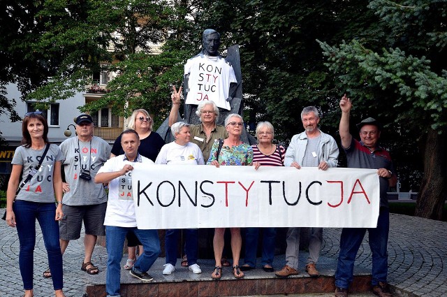 Podczas akcji koszulowej przez pomnikiem Eugeniusza Kwiatkowskiego, Dariusz Przytuła z lewej trzyma napis
