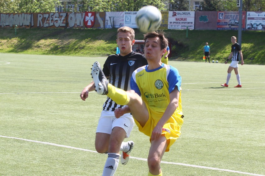 Staroniwa Rzeszów (żółto-niebieskie stroje) pokonała 1:0...