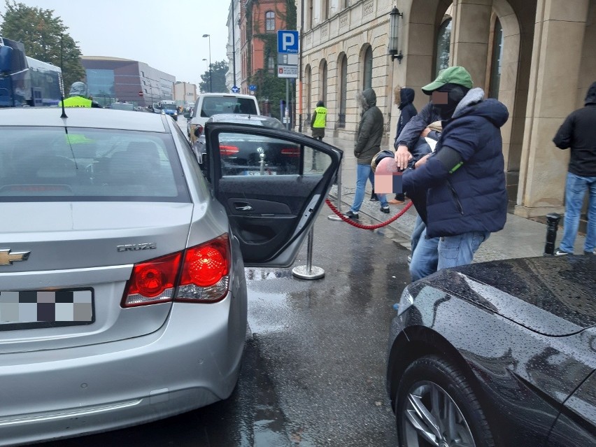 Marsz Równości: Policja zatrzymała człowieka z nożami krzyczącego Allah Akbar (ZDJĘCIA)