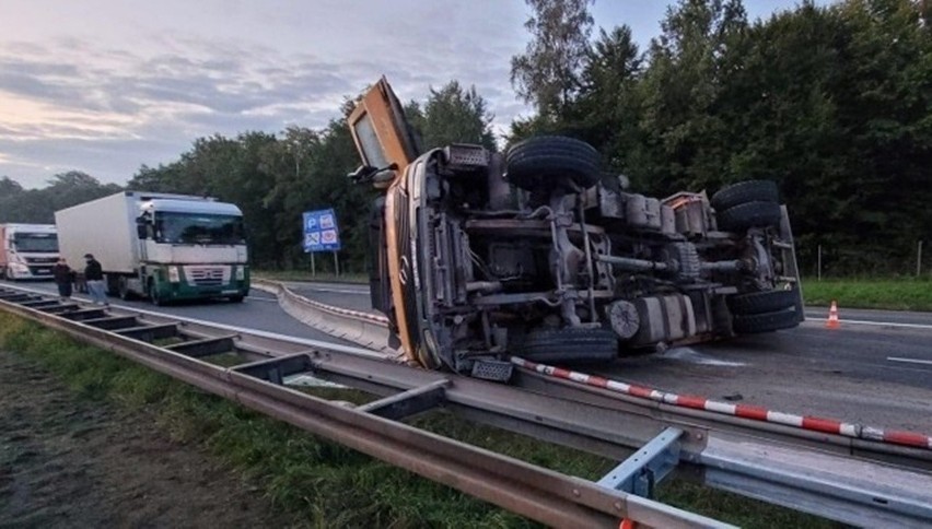 Przewrócona ciężarowka blokuje jezdnię w kierunku Wrocławia....