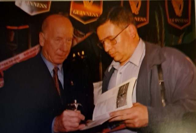 Bobby Charlton i red. Marek Kondraciuk z Dziennika Łódzkiego, dziś dyrektor wydziału sportu Urzędu Miasta Łodzi