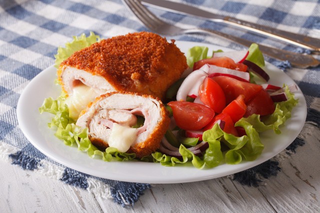 Domowy cordon bleu można zrobić z mięsa kurczaka, wieprzowiny, a w wykwintnej wersji z cielęciny.