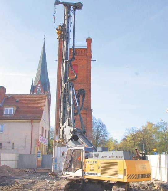 Prace wiertni na placu budowy przy ulicy Strażackiej.