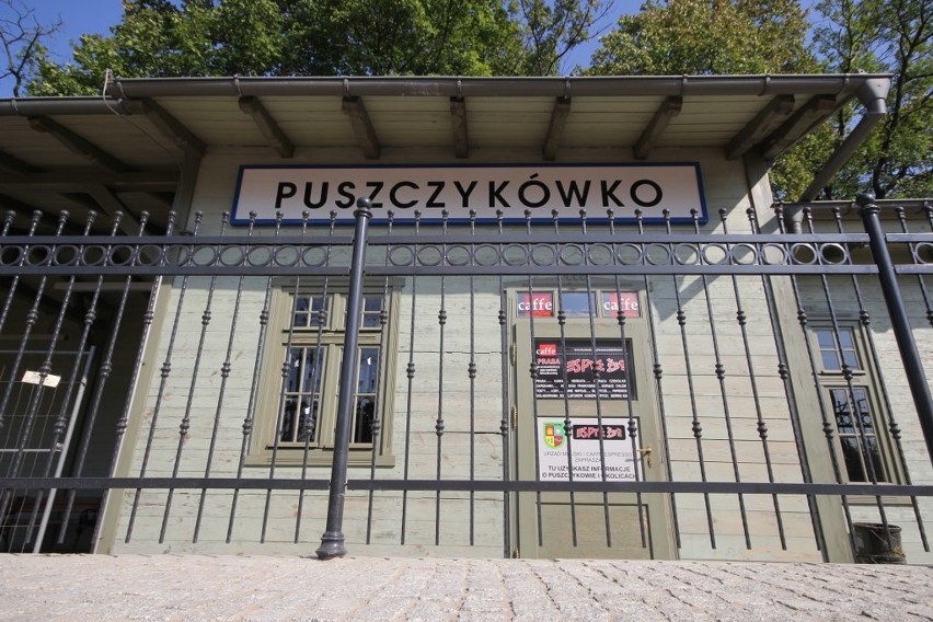 Zabytkowy dworzec w Puszczykówku zasłonięty przez... płot....