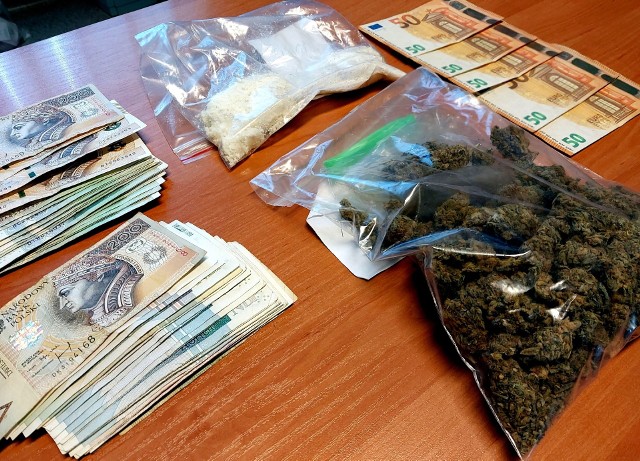 W pomieszczeniach zatrzymanego w Prudniku mężczyzny znaleziono 200 gram narkotyków i fałszywe pieniądze