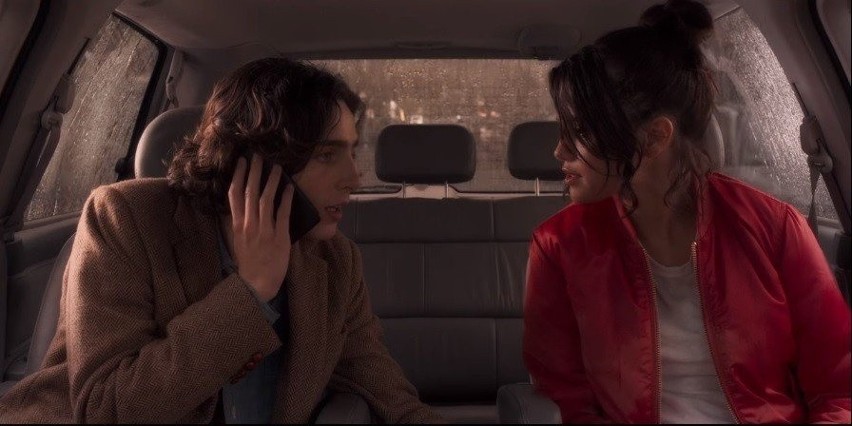 "W deszczowy dzień w Nowym Jorku". Selena Gomez w nowym filmie Woody'ego Allena. Zobacz zwiastun!
