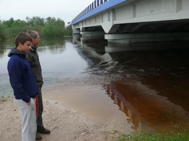 Przy moście w Brzegach Nida zaczęła powoli opadać.