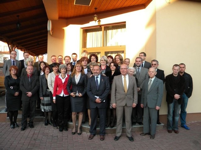 Pamiątkowe zdjęcie uczestników tarnobrzeskich obchodów jubileuszu 20-lecia powstania Samorządowego Kolegium Odwoławczego.