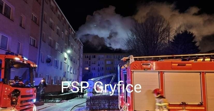 Pożar w Gryficach. Płonęło mieszkanie w bloku! Jedna osoba została poszkodowana