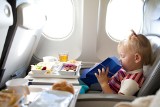 Woda i jedzenie za darmo na lotnisku i w samolocie: proste triki, polecane przez internautów. Jak nie przepłacać w czasie podróży?