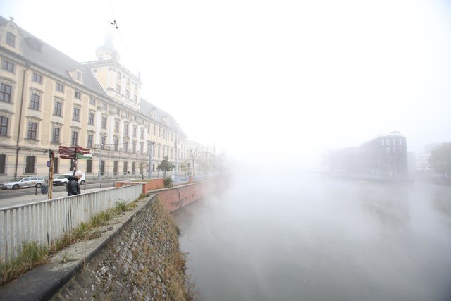 Wrocław utonął dziś o świcie w gęstej mgle. Zobaczcie zdjęcia naszego fotoreportera oraz internautów.