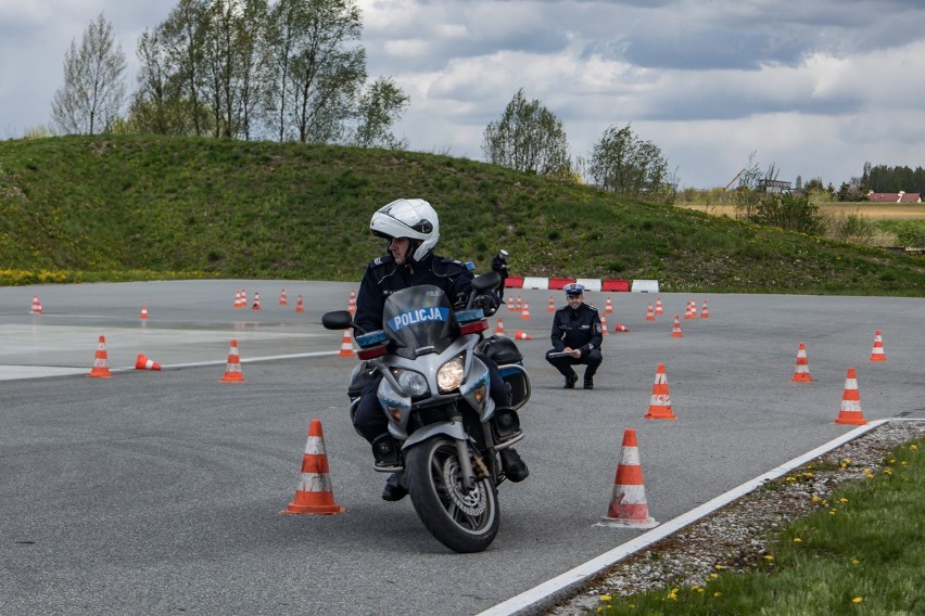 W konkursie uczestniczyło 26 policjantów ruchu drogowego z...