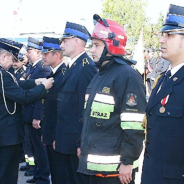 Na zdjęciu moment dekoracji medalami "Za  Zasługi dla Pożarnictwa"