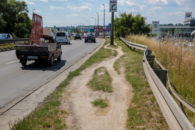 Na ulicy Conrada jest pobocze, ale do miana chodnika mu daleko. A chodnik jest tu potrzebny