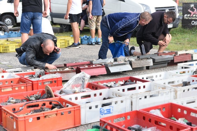 W Motoparku można obejrzeć giełdę klasycznej motoryzacji. Podczas wydarzenia chętni będą mieć możliwość zakupy staroci i militariów. Motobazar w Toruniu potrwa dziś do godz. 16. Zobaczcie zdjęcia z imprezy!