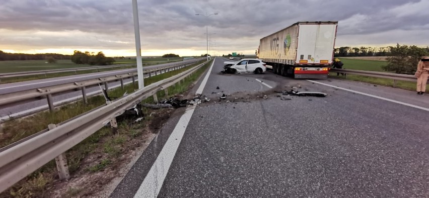 Wypadek na Autostradowej Obwodnicy Wrocławia. Jedna osoba ranna [ZDJĘCIA]