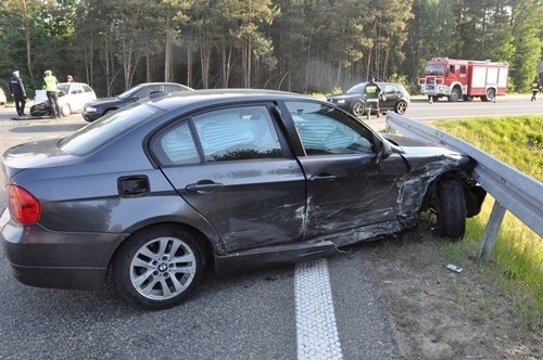 Wypadek na DK 62. Zderzenie BMW i seata, jedną osobę zabrano do szpitala