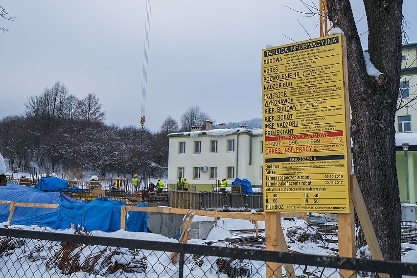 Widać już nowe skrzydło krynickiego szpitala, ale ubyło miejsc na parkingu