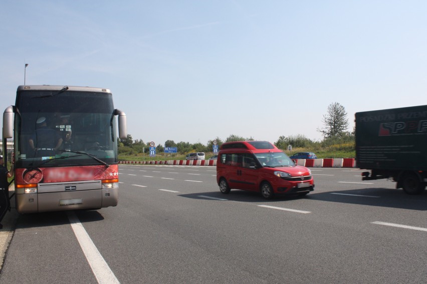 Kierowca z Ukrainy cofał autobusem na autostradzie, bo nawigacja źle go poprowadziła