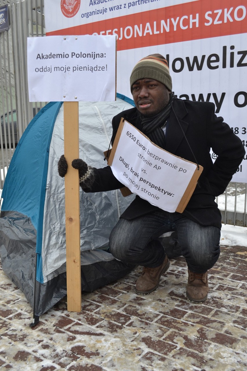 Student z Nigerii protestuje przed Akademią Polonijną w...