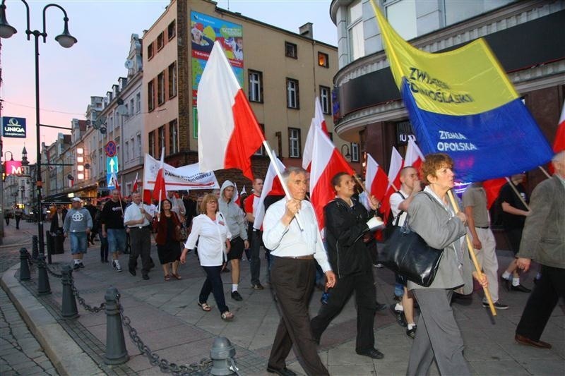 Manifestanci skandowali "Śląsk Opolski zawsze polski", "Bóg,...