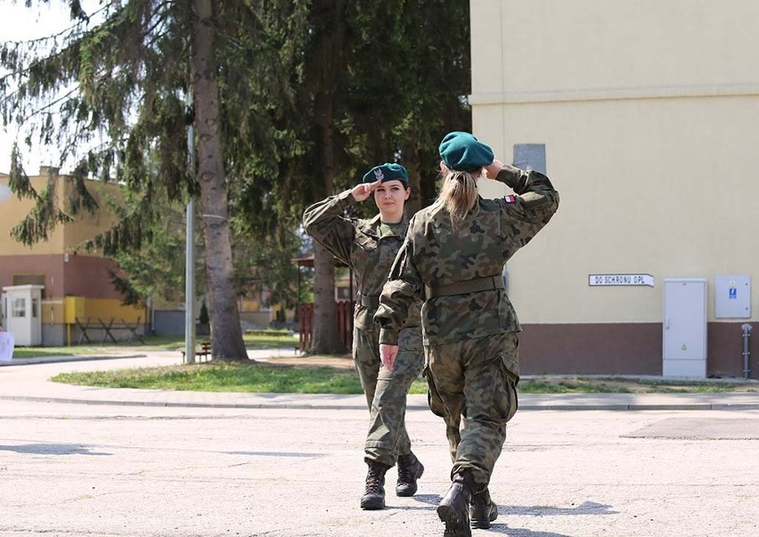 Pierwszy tydzień szkolenia ochotników Dobrowolnej Zasadniczej Służby Wojskowej w 14. Dywizjonie Artylerii Samobieżnej w Jarosławiu [ZDJĘCIA]