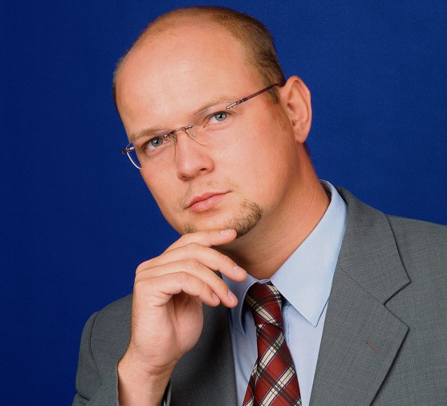 Dr Piotr Sitniewski jest białostoczaninem. Wcześniej był wykładowcą Wyższej Szkoły Administracji Publicznej w Białymstoku