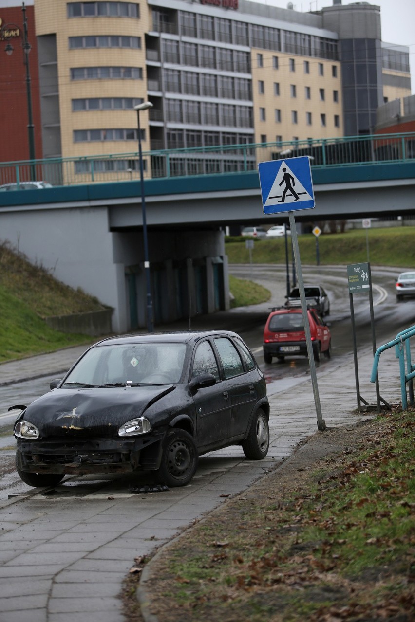 Wrak samochodu już od kilku tygodni blokuje przejście [ZDJĘCIA]